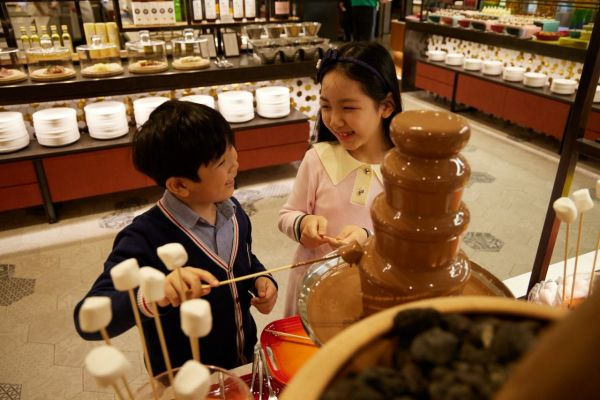 어린이들이 제주 드림타워 복합리조트 내 그랜드 하얏트 제주 뷔페 레스토랑 '그랜드 키친'에서 디저트 메뉴를 살펴보고 있다[사진제공=롯데관광개발].