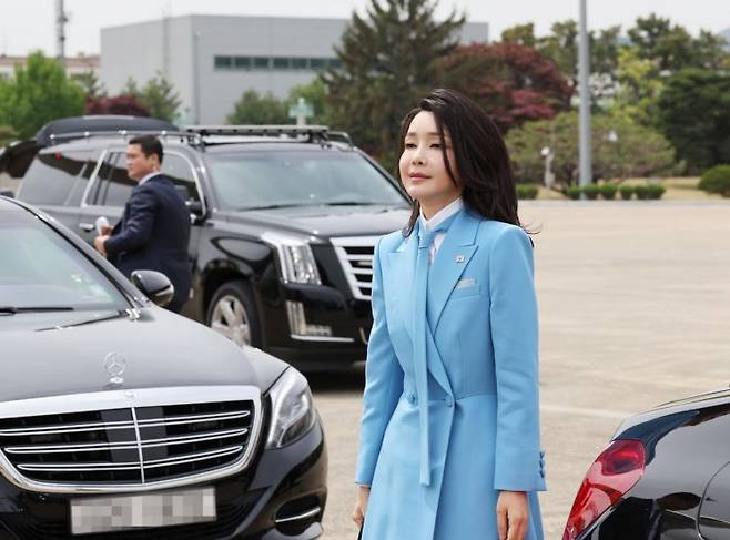 윤석열 대통령과 함께 미국 국빈 방문에 나선 김건희 여사가 24일 성남 서울공항에 도착,  공군 1호기로 향하고 있다. [이미지출처=연합뉴스]