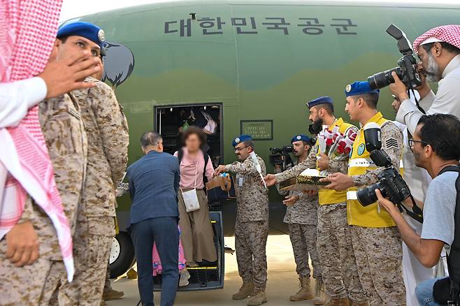 수단 체류 중이던 우리 국민 28명이 4월 24일(현지시간) 사우디아라비아 제다 공항에 도착하여 사우디 군 관계자들의 환영을 받으며 우리 군 C-130J 군용기에서 내리고 있다. /국방부 제공