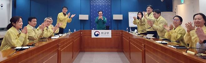 이도훈 외교부 2차관을 비롯한 직원들이 지난 24일 저녁 서울 종로구 외교부 상황실에서 최근 군벌 간 무력충돌로 다수 사상자가 발생한 북아프리카 수단에서 우리 교민을 대피·철수시키는 '프라미스'(Promise) 작전 성공 소식에 기뻐하고 있다. /뉴스1