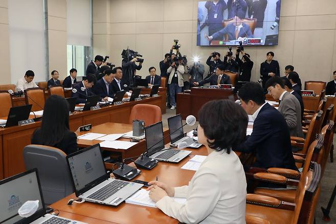 장제원 국회 행안위원장이 25일 오전 서울 여의도 국회에서 열린 행정안전위원회 전체회의에서 의사봉을 두드리고 있다. /뉴스1