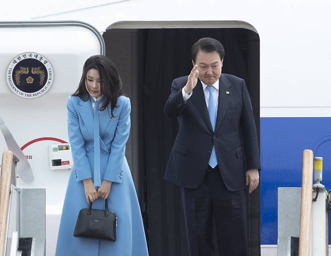 5박7일 일정으로 미국을 국빈 방문하는 윤석열 대통령과 김건희 여사가 24일 오후 경기 성남시 서울공항을 통해 출국하고 있다. 윤 대통령은 오는 26일 백악관에서 정상회담을 갖고 한미동맹의 경제·안보 발전 방향을 논의할 예정이다. /뉴스1