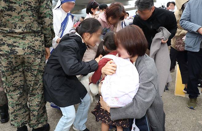 수단 군벌 간 무력 충돌로 고립됐다가 우리 정부의 ‘프라미스(Promise·약속)’ 작전을 통해 철수한 우리 교민들이 25일 경기 성남시 서울공항에 도착하고 있다. 2023.4.25. 사진공동취재단