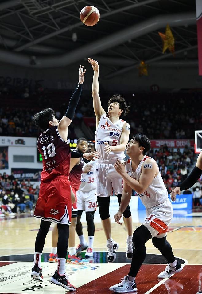 전매특허가 된 한 손 플로터를 시도하고 있는 SK 김선형. KBL 제공