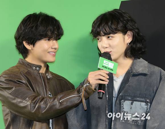 "서준이형 파이팅!" 방탄소년단(BTS) 뷔와 정국이 24일 오후 서울 강남구 삼성동 메가박스 코엑스에서 열린 영화 '드림'(감독 이병헌) VIP 시사회에 참석하고 있다. [사진=정소희 기자]