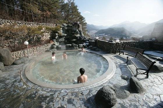 충북 충주시 수안보 온천은 1980년대까지 신혼여행 단골 코스 인기를 누렸다가 2000년대 들어 쇠락했다. 충주시는 온천공 개발, 호텔 건립 등 재개발을 추진한다. [중앙포토]