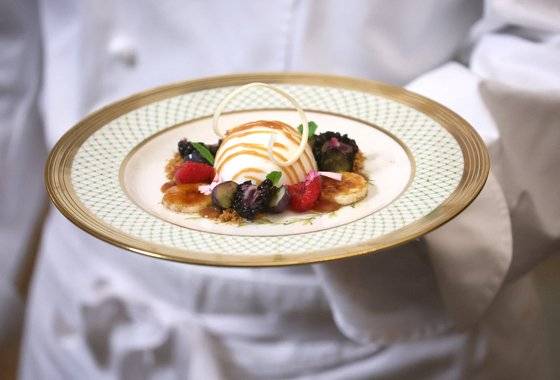 26일 국빈 만찬 마지막 코스인 디저트 '바나나 스플릿'. 레몬 아이스크림 위에 된장 캐러맬 소스를 뿌렸다. [로이터=연합뉴스]