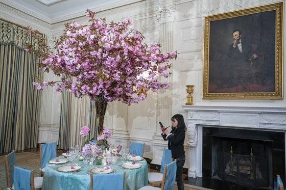 만찬 테이블 한 가운데에는 키 180cm가 넘는 벚꽃이 놓였다. [EPA=연합뉴스]