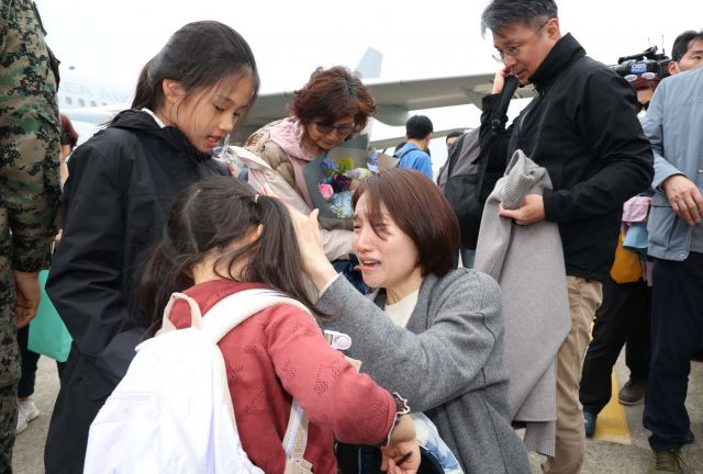 수단 교민 어린이가 25일 경기 성남시 서울공항으로 입국해 가족을 만나고 있다. 사진공동취재단