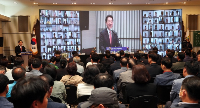 김영록 전남도지사가 25일 오후 ‘도민과 더 가까이, 행복한 만남’을 위해 담양리조트에서 담양군민과 함께하는 2023 도민과의 대화에서 인사말을 하고 있다. 전남도 제공