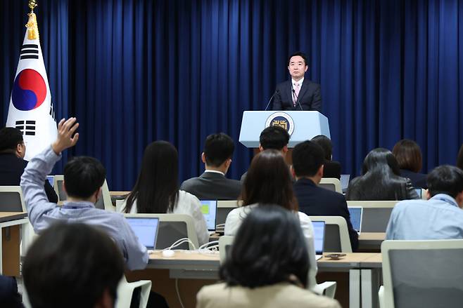 ▲ 이도운 대통령실 대변인이 4월10일 서울 용산 대통령실 청사에서 윤석열 대통령의 수석비서관회의 발언 등 현안 브리핑을 하며 취재진의 질문을 받고 있다. ⓒ 연합뉴스