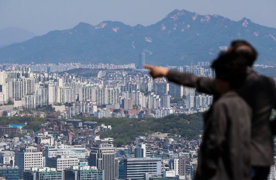 25일 현대경제연구원은 최근 발표한 '부동산 경기 반등, 실수요 요건 충족이 중요하다 - 최근 부동산 경기 동향과 시사점' 보고서를 통해 최근 아파트의 매매와 전세 가격의 하락률이 둔화되는 추세인데다 가계의 금리 수준 전망이 낮아지고 주택가격 전망도 반등하기 시작하면서 부동산 경기에 대한 낙관론이 대두됐다고 밝혔다./사진=뉴시스