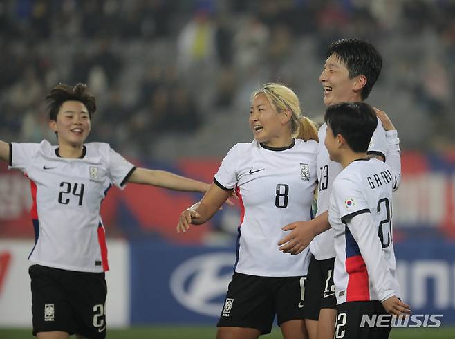 [용인=뉴시스] 김금보 기자 = 11일 경기 용인미르스타디움에서 열린 여자축구 한국 대 잠비아의 친선경기, 후반 한국 박은선이 헤더 추가골을 넣고 선수들과 기뻐하고 있다. 2023.04.11. kgb@newsis.com