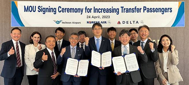 [인천공항=뉴시스] 홍찬선 기자 = 24일 오키나와 문오션 기노완 호텔에서 열린 ‘마케팅 협력 MOU 행사’에서 델타항공 빅터 오스미(앞줄 왼쪽 두 번째) 일본 대표, 인천국제공항공사 조종호(앞줄 왼쪽 세 번째) 허브화전략처장, 대한항공 세이지 카와타니(앞줄 왼쪽 네 번째) 서일본지점장, 인천공항공사 임승윤(앞줄 오른쪽 첫 번째) 과장 등이 업무협약 체결 후 기념촬영을 하고 있다. 2023.04.25.(사진=인천공항공사 제공) photo@newsis.com *재판매 및 DB 금지