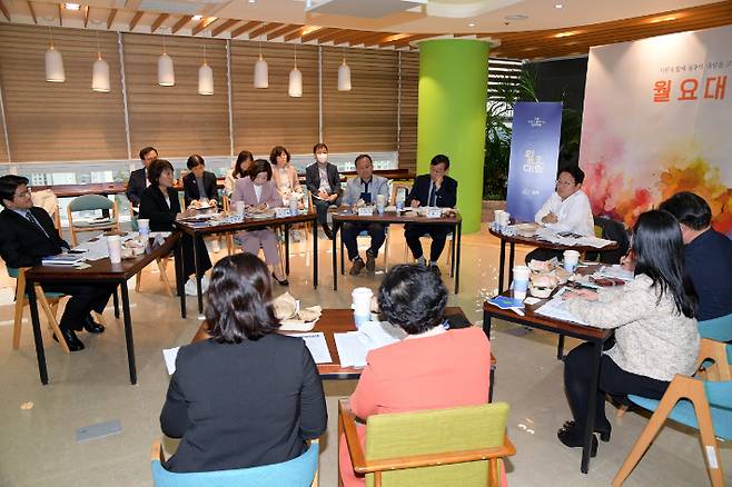 강기정 광주광역시장이 지난 24일 오후 시청 다목적홀에서 열린 '월요대화'에 참석해 외국인 주민과 상생 발전방안을 논의하고 있다. 광주광역시 제공