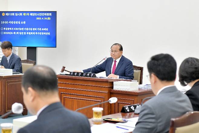 부산시의회는 25일 일본 정부의 일방적인 후쿠시마 원전 방사능 오염수 방류를 강력히 규탄하는 결의문을 채택했다. 사진은 해양도시안전위원회 안재권 위원장. 부산시의회 제공