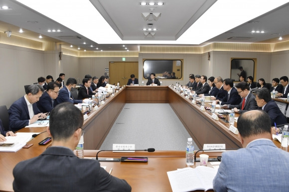 국가의 본질적 기능강화 관계기관 간담회 - 최상대 기획재정부 2차관이 주재하는 ‘국가의 본질적 기능 강화 지원 방향’ 간담회가 24일 정부세종청사 중앙동에서 열리고 있다. 2023. 4. 24. 기획재정부 제공