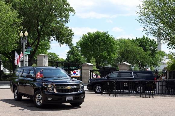 미국을 국빈 방문한 윤석열 대통령이 탑승한 차량이 24일(현지시간) 워싱턴DC 숙소인 블레어 하우스에 도착하고 있다. 2023.4.25 공동취재