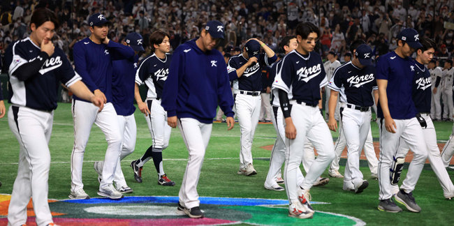 3월 10일 일본 도쿄돔에서 열린 월드베이스볼클래식(WBC) 2023 B조 일본과 대한민국의 경기에서 4대 13으로 일본에 패배한 대표팀 선수들이 덕아웃으로 향하고 있다. [동아DB]