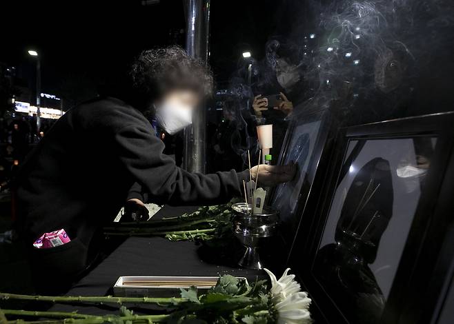 두 번째 사망자인 임 아무개씨의 어머니도 4월18일 아들의 영정 사진을 들고 추모식을 찾았다. ⓒ시사IN 박미소