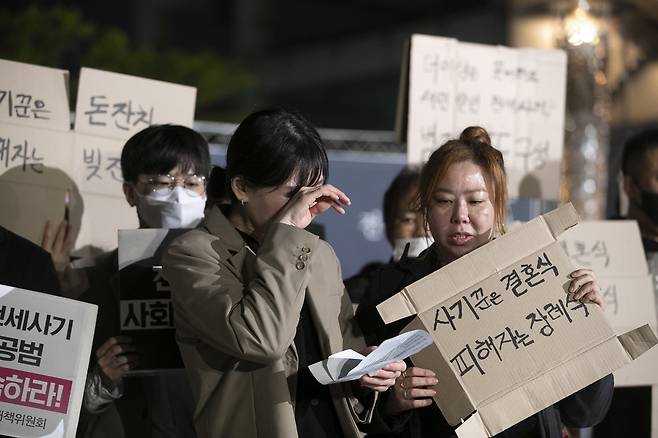 4월18일 인천 주안역 광장에서 열린 추모식에서 전세 사기 피해자들이 언론과 대중 앞에 나섰다. ⓒ시사IN 박미소