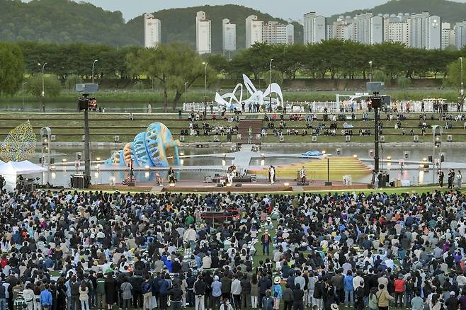 4월 22일 저녁 순천 오천그린광장에서 개최된 순천만정원박람회 YB콘서트를 관람하는 사람들 ⓒ순천만정원박람회 조직위