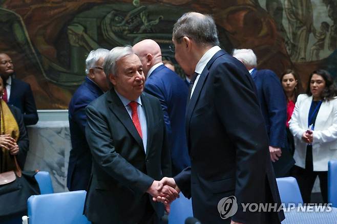 안보리 회의장에서 악수하는 안토니우 구테흐스 유엔 사무총장과 라브로프 장관 [뉴욕 AFP=연합뉴스. 러시아 외무부 제공]