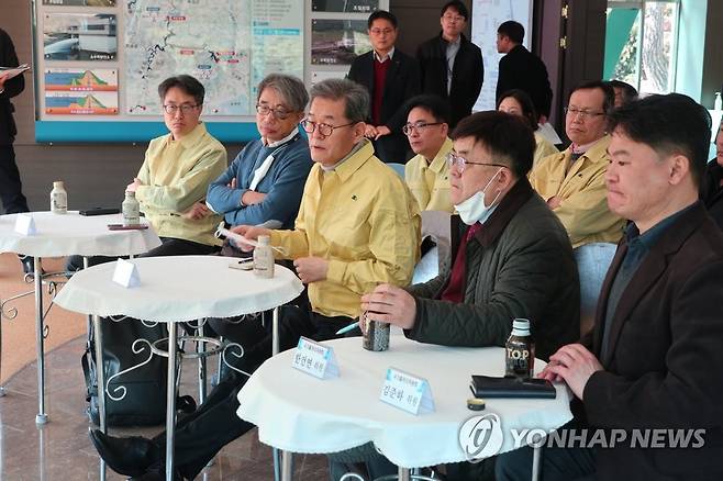 배덕효 국가물관리위원회 민간위원장이 지난 2월 28일 전남 순천 소재 주암댐을 방문하여 관계자들로부터 가뭄 상황을 보고받고 있다. [국가물관리위원회 제공. 재판매 및 DB 금지]