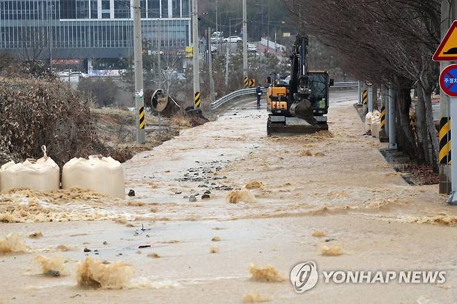 정수장 밸브 고장으로 넘친 물 [연합뉴스 자료사진]