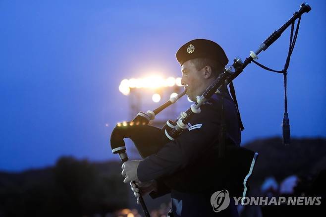 안작데이 새벽 추모식 (AP=연합뉴스)