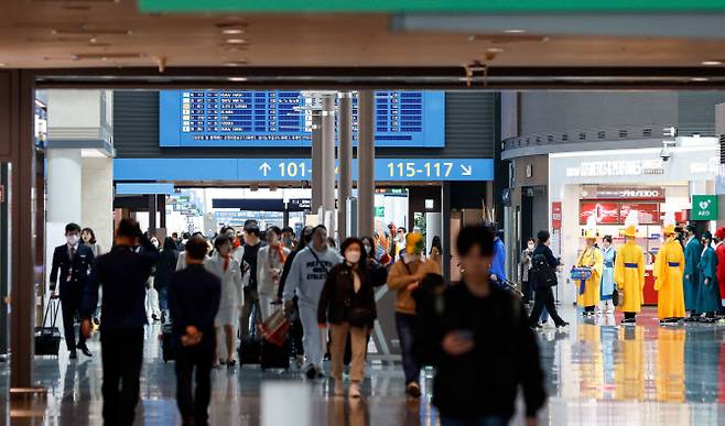 여행객으로 붐비는 인천공항 면세구역(사진=연합뉴스)