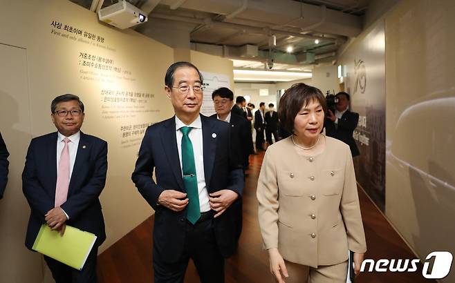 한덕수 국무총리가 25일 서울 종로구 대한민국역사박물관에서 열린 한미동맹 70주년 특별전 '같이 갑시다'을 참관하고 있다. 2023.4.25/뉴스1 ⓒ News1 허경 기자