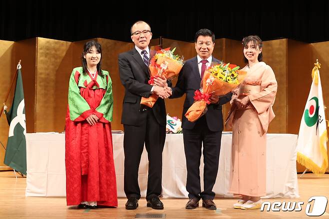 25일 경남 고성군이 일본 오카야마현 가사오카시를 방문해 자매결연 협약을 맺고 있다.(고성군 제공)