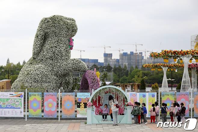 26일 경기도 고양시 일산호수공원에서 열린 2023 고양국제꽃박람회 프레스데이에서 꽃으로 만든 10m 토끼 조형물이 전시돼 있다. 27일부터 오는 5월8일까지 일산호수공원에서 열리는 이번 박람회에는 해외 25개국이 참가한다. 2023.4.26/뉴스1 ⓒ News1 이승배 기자