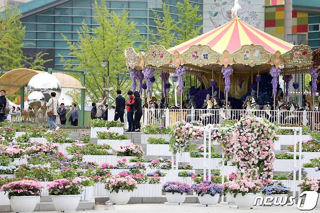 26일 경기도 고양시 일산호수공원에서 열린 2023 고양국제꽃박람회 프레스데이에서 꽃들이 전시돼 있다. 27일부터 오는 5월8일까지 일산호수공원에서 열리는 이번 박람회에는 해외 25개국이 참가한다. 2023.4.26/뉴스1 ⓒ News1 이승배 기자