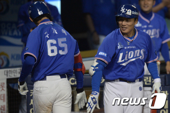 8일 서울 송파구 잠실야구장에서 열린 '2017 프로야구 타이어뱅크 KBO 리그' 삼성 라이온즈와 두산 베어스의 경기 8회초 2사 1루 상황에서 투런 홈런을 기록한 삼성 구자욱이 이승엽의 축하를 받고 있다. 2017.6.8/뉴스1 ⓒ News1 황기선 기자