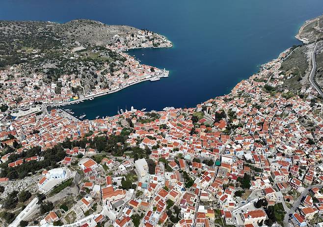 산 위 전망대에서 바라본 시미섬 전경. 항구를 중심으로 2000여 채의 집들이 바다를 향해 정돈돼있다. / 오종찬 기자