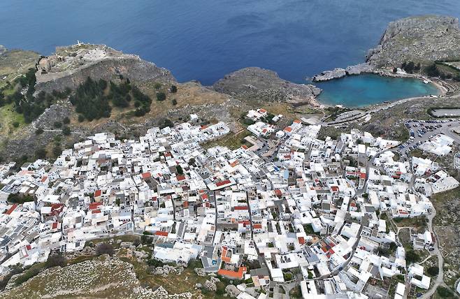 린도스 아크로폴리스 언덕 아래 있는 하얀 마을의 모습. 로도스에서 동쪽으로 해안 도로를 따라 달리면 만날 수 있다. / 오종찬 기자