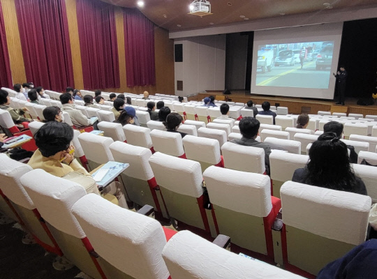 대전대덕경찰서가 26일 한국학원총연합회 대전시지회에서 주관한 연수교육을 통해 학원장 100여 명을 대상으로 청소년 마약 범죄 예방 교육을 실시했다. 사진=대전경찰청 제공