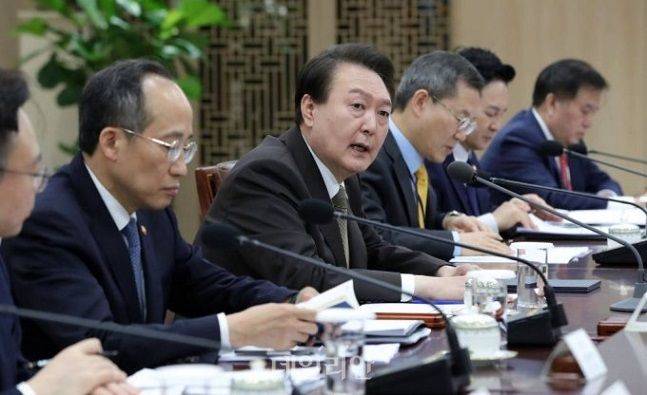 윤석열 대통령이 지난 2월 15일 서울 용산 대통령실 청사에서 열린 제13차 비상경제민생회의를 주재하고 있다. ⓒ뉴시스