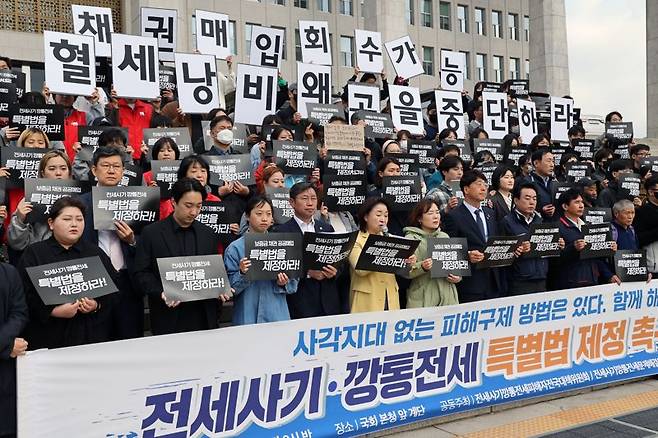 전세사기, 깡통전세 특별법 제정 촉구 기자회견이 26일 국회에서 열려 피해자들이 굳은 표정으로 손팻말을 들고 서있다. 이들은 사각지대 없는 피해 구제와 보증금 채권매입 방식을 활용한 특별법 제정에 정부 여당도 적극적으로 나설 것을 촉구했다. 사진=서동일 기자