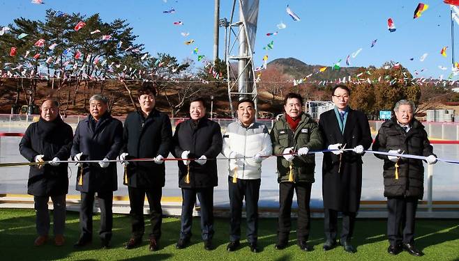 김철욱 울산시 체육회장(오른쪽 세번째)이 지난해 말 울산시 남구 문수축구경기장 야외주차장 일원에서  김두겸 울산시장, 공진혁 시의회 행정자치부위원장, 정문옥 울산빙상연맹회장 등 참석 내빈들과 울산 공공 야외빙상장 개장 기념 테이프 커팅식을 갖고 있다. 울산시청 제공