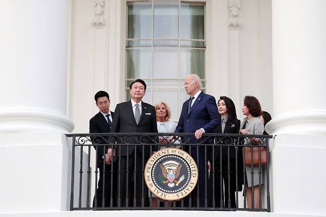 미국을 국빈방문 중인 윤석열 대통령과 부인 김건희 여사가 25일(현지시간) 백악관 관저를 방문해 발코니에서 조 바이든 미국 대통령 부부의 안내로 전망을 감상하고 있다. 뉴시스