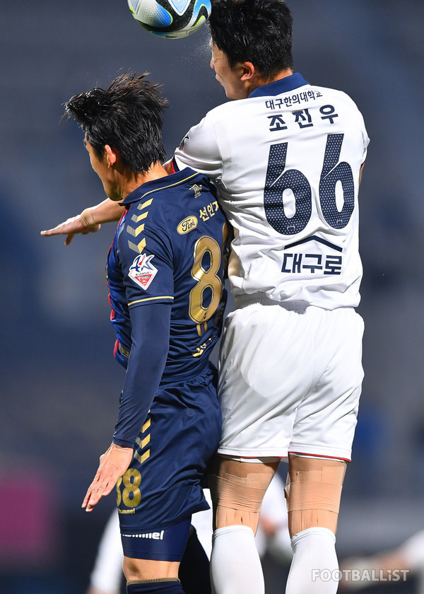 이용(왼쪽, 수원FC), 조진우(오른쪽, 대구FC). 서형권 기자