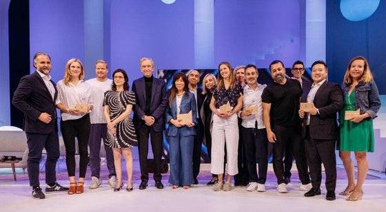 지난해 6월 프랑스 파리에서 열린 '2022 LVMH 이노베이션 어워드'의 수상자들. 맨 왼쪽에서 5번째가 베르나르 아르노 회장, 맨 오른쪽에서 두 번째가 이도경 마크비전코리아 대표다. 사진 LVMH