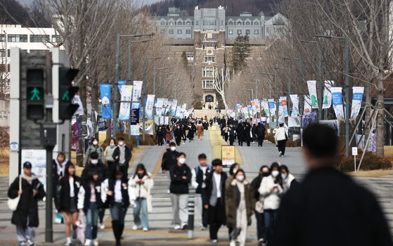 대부분 대학교가 개강을 마친 지난달 3일 서울 연세대학교 교문 주변이 등교한 학생들로 붐비고 있다. 연합뉴스