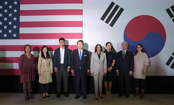 윤석열 대통령이 25일 오후 (현지시간) 워싱턴D.C. 인근의 미 항공우주국(NASA) 고다드 우주센터를 방문해 카멀라 해리스 미국 부통령 및 한인과학자들과 기념촬영을 했다. 대통령실.