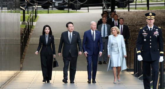 미국을 국빈 방문한 윤석열 대통령과 김건희 여사가 25일(현지시간) 워싱턴DC 한국전 참전용사 기념공원에서 조 바이든 미국 대통령 내외와 함께 참배하는 모습. 연합뉴스.