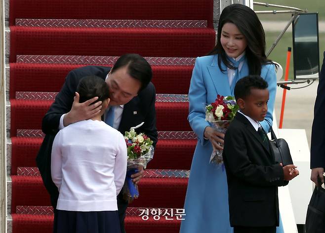 미국을 국빈 방문한 윤석열 대통령과 김건희 여사가 24일 오후(현지시간) 미국 워싱턴DC 인근 앤드루스 공군기지에 도착해 환영 나온 화동들과 인사하고 있다. 김창길 기자