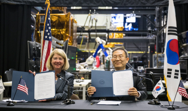 이종호 과학기술정보통신부 장관(오른쪽)과 팜 멜로이 미국 항공우주국(NASA) 부청장이 25일(현지시간) 미국 워싱턴DC에서 ‘과기정통부-NASA 간 우주탐사 및 우주과학 협력을 위한 공동 성명서’를 체결했다. NASA 제공